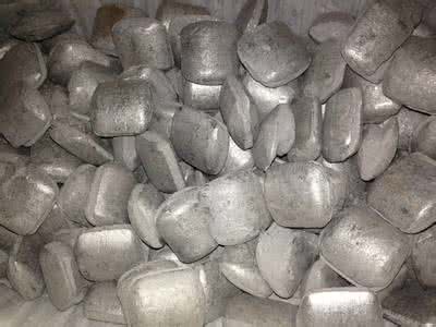 一位发言人表示，巴西淡水河谷（Vale）正在重新评估其在新喀里多尼亚亏损的镍业务，这是上月新上任的首席执行官Fabio Schvartsman对表现不佳资产进行广泛考核的一部分。